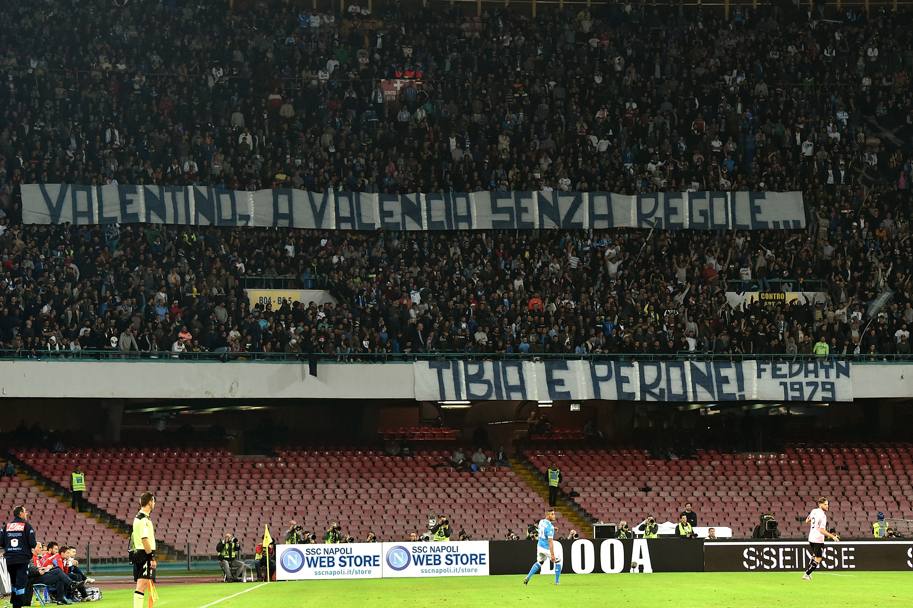 Al San Paolo i tifosi del Napoli omaggiano Valentino con uno striscione